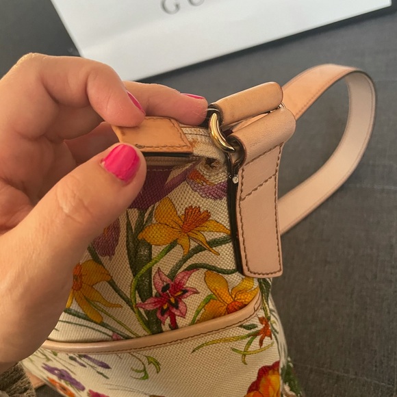 Gucci perforated floral print canvas oversized messenger crossbody - Picture 10 of 17